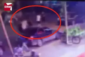 女子搭讪帅哥索要微信号，遭拒后不依不饶并群殴男子视频封面