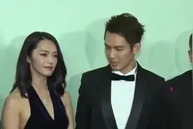 姚晨与老公曹郁甜蜜现身 挽臂戴情侣帽大秀恩爱视频封面