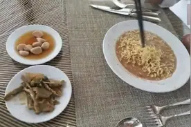 马云吃方便面配咸菜，合伙人说他一直如此，网友评论炸了！视频封面