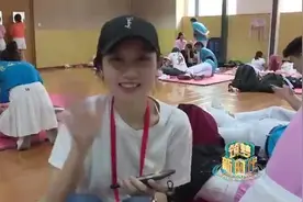 新时代正青春！满脸胶原蛋白的大学生，向镜头问好！青年节快乐~视频封面