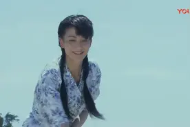 美女海边抓鱼，不顾自己湿身，对自己的劳获开心不已视频封面