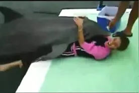 美女水边遭遇流氓海豚视频封面