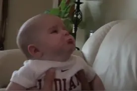 爸爸假装哭，宝宝也跟着伤心的哭，撇着小嘴巴，太可爱了