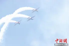 2018郑州航展：特技飞机上演“空中芭蕾”图片