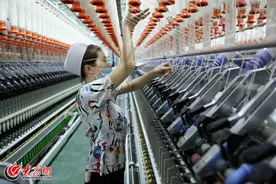 实拍40度高温车间纺纱女工：一年四季穿短袖图片