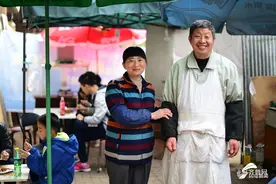 卖炸串24年 不会上网的青岛夫妻成了网红图片