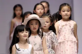 上海举行2018女童时装发布会图片