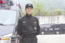 11处伤疤 缝过142针 硬汉周扬“从警史”写在身上图片