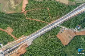 航拍国内最长运煤专线蒙华铁路五一假期建设忙图片