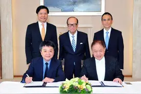 递交上市申请后，雷军拜码头，和李嘉诚达成合作图片