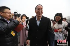 俞敏洪捐赠5000万元设立“北京大学新东方教育基金”图片