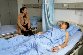 青城镇慰问生病退休老干部图片