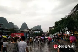 阳朔阴雨天气 不减游人热情图片