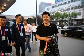 周军重返虹口足球场 面色平静感慨良多图片