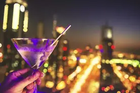“好心”男人帮醉酒小伙打车去酒店 小伙醒来懵了图片