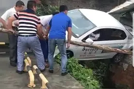 女学员练车起步变起飞 海口益达驾校违规被叫停整改图片