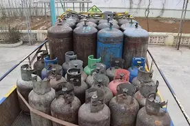 震惊！烟台一司机竟在小货车上装了32个燃气罐图片