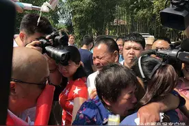 女孩3岁时送养后被拐卖，30年后终于找到亲生父母图片
