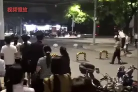 京山街头疯狂司机驾车冲向人行道，交警推开群众自己被撞牺牲图片