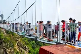 山东蒙山：千米玻璃桥上欢乐多图片