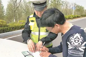 交警曝光第12批35名酒司机 有的边喝酒边开车图片