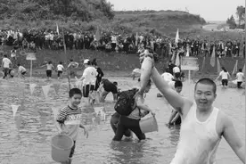 “摸鱼比赛”乐翻天图片