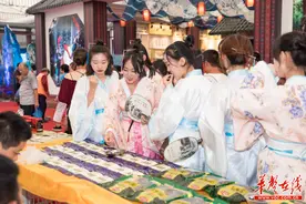 汉服美女穿越旅博会现场图片