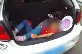 荒唐父亲为让一家人同行超载3人 5岁女儿被塞后备箱视频封面