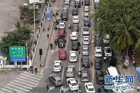 1.5万辆车滞留海口！成都自驾游客5.5公里走了18个小时 机票超万元图片