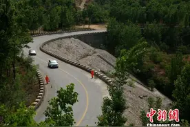 53岁养路工坚守深山33年 累计养护总里程16万公里图片
