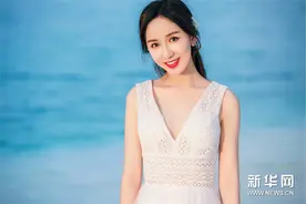 娄艺潇海边写真曝光 白裙清新笑容甜美图片