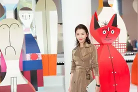 刘涛巴黎时装周看秀 金色风衣诠释红唇诱惑图片
