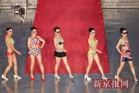 老年模特大赛 泳装走台抢眼图片