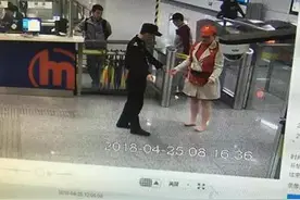 杭州一阿姨在地铁站里“赤脚” 网友却说：路上有你真好图片