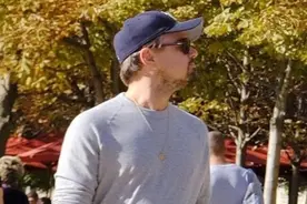 小李子挺肚腩与好友散步 获两美女模特同行超养眼图片