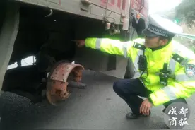 载重货车缺个车轮仍在高速行驶 交警及时制止排除隐患图片