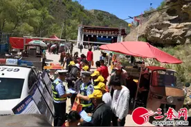 清涧交警巧借庙会开展交通安全宣传图片