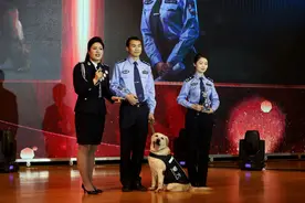 “最美青年汉警”表彰会上，老丈人为女婿颁奖杯图片