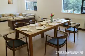 成都这所老年大学真的开在大学里，老人和大学生一起学习生活图片