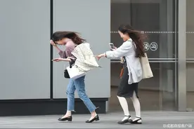 成都今天刮风又下雨，你在风中凌乱了吗？图片