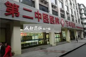 20岁陕西小伙躺上成都万年医院手术床 包皮切一半医生喊加项图片