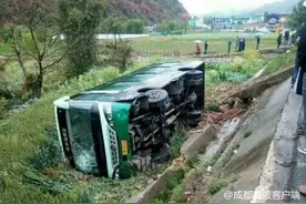 凉山会理一公交车因司机操作不当侧翻 致1死5伤图片