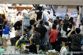 九龙广场“穿版模特”当众试衣 10多秒换1套衣服月入过万图片