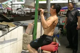 菜市场当健身房！59岁大爷自制器材健身12年，练成一身腱子肉！图片