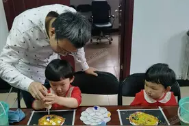 小朋友创意“披萨”送妈妈图片