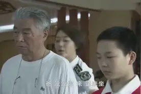 妈妈教育孩子让孩子面壁思过爷爷为了帮孙子也一起去！