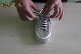 简单两步教你系上美丽的蝴蝶结鞋带！视频封面