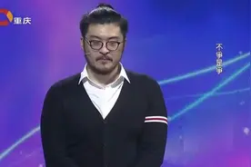 男子为了争第一没买戒指就和女友求婚，现场直言：以后都可以准备