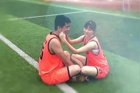 毕业不分手！情侣穿球服拍毕业照：毕业了还要一起工作视频封面