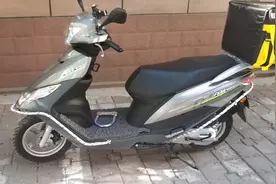 外卖小伙狠心入手铃木uu来跑单，送餐同时测试这台热门踏板摩托车